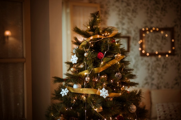 Decorado Ã¡rvore de natal na sala de estar Foto gratuita