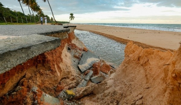 GazetaWeb - Erosão destrói calçada em Cruz das Almas e espanta turistas e comerciantes